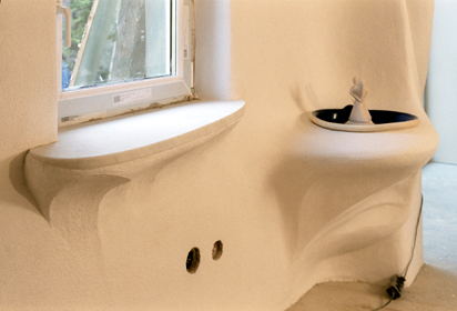 Anael Holdack Raumgestaltung Fenster/Marmor-Platte (4cm stark), plastisch unterfangen. Eckgestaltung: Zimmerbrunnen mit Keramikschale und Wasserspeier-Skulptur.
