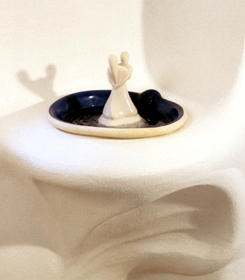 Anael Holdack Raumgestaltung Fenster/Marmor-Platte (4cm stark), plastisch unterfangen. Eckgestaltung: Zimmerbrunnen mit Keramikschale und Wasserspeier-Skulptur.